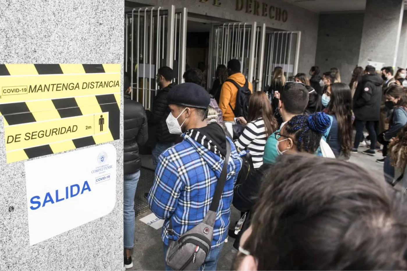 Los aspirantes pendientes de que les dejen entrar a las aulas de la Facultad de Derecho de la UCM para hacer el examen MIR 2021 (Foto: Luis Camacho)