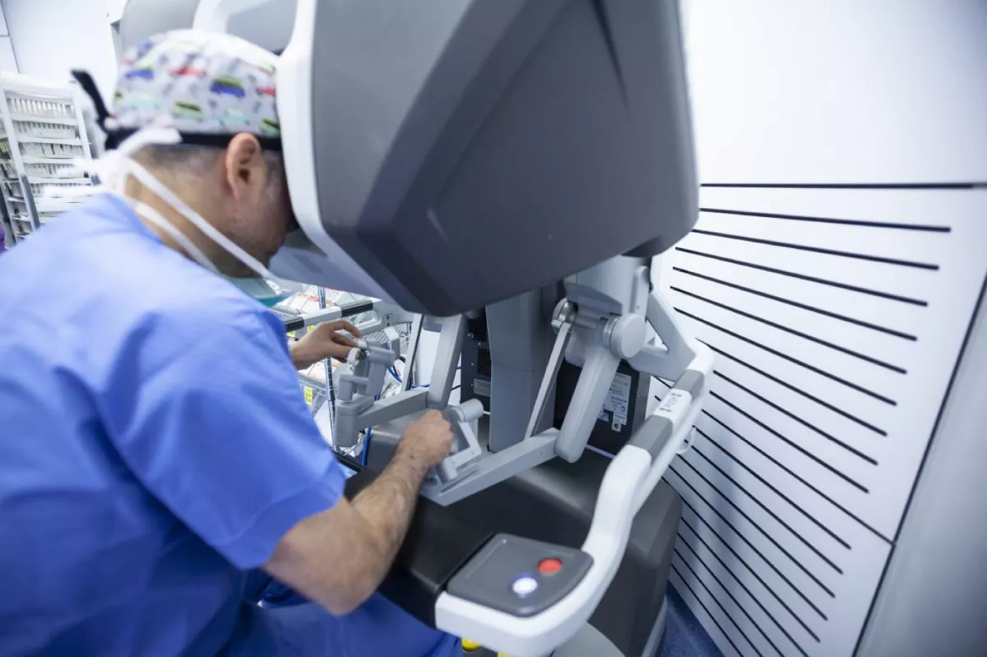 Médico operando con un robot Da Vinci en el Hospital Valle D'Hebrón (Foto: Jaume Cosialls)