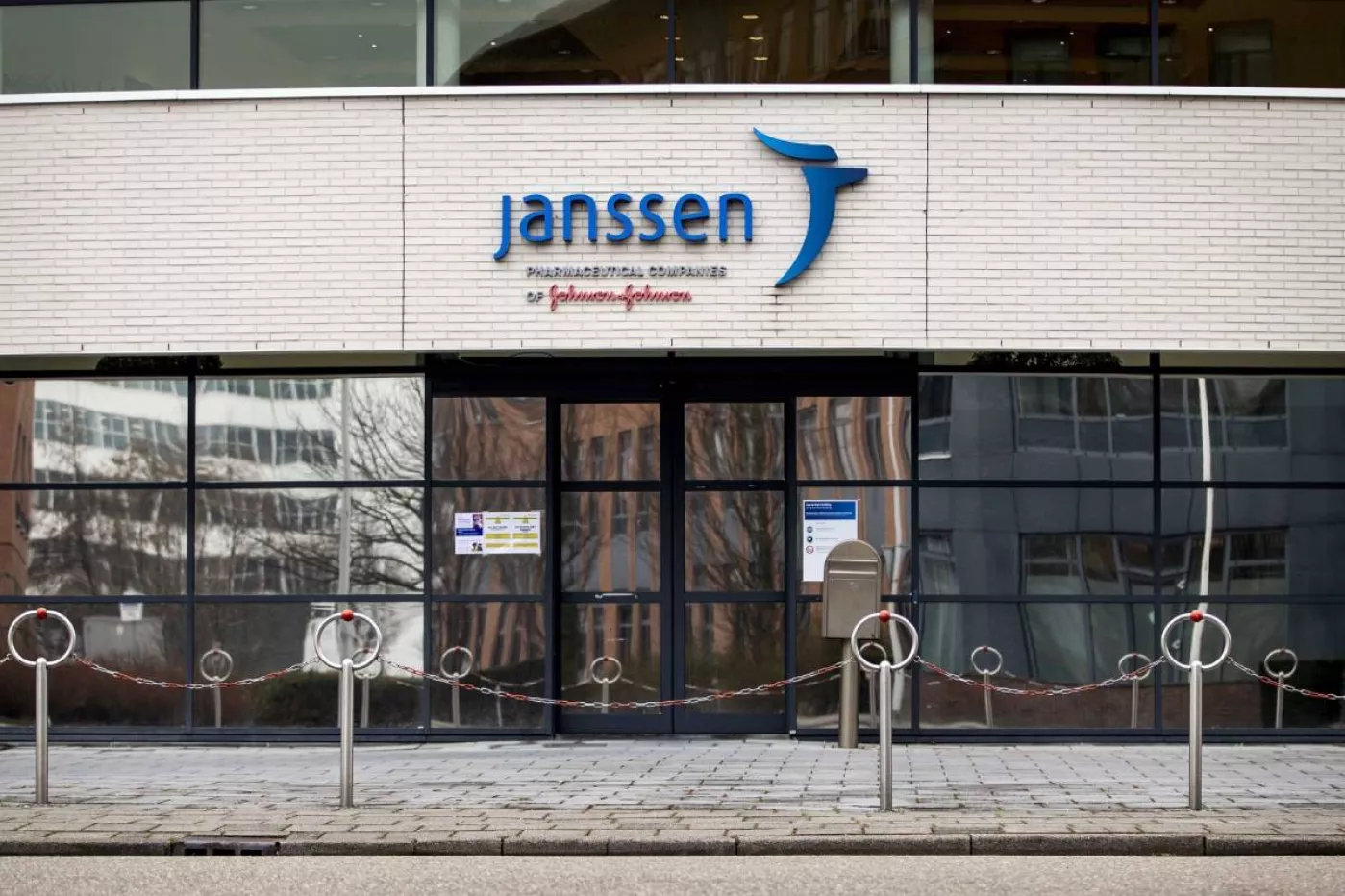 Vista exterior del edificio de Janssen (Johhson & Johhnson), en Leiden (Holanda). Foto: EFE.