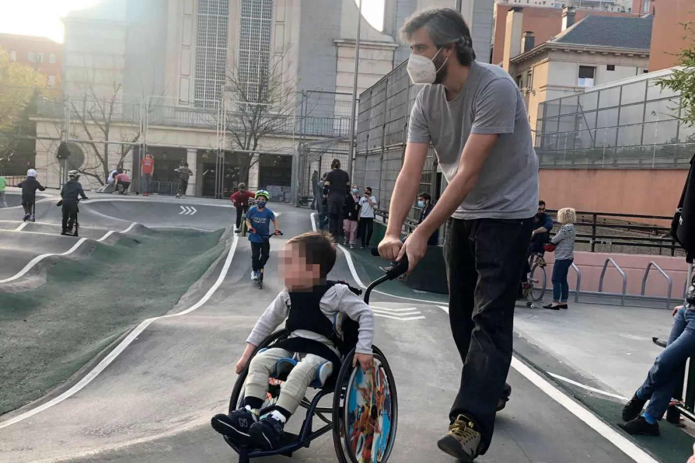 Rodrigo Gómez, pasea con su pequeño hijo afectado de AME. FOTO: RG.