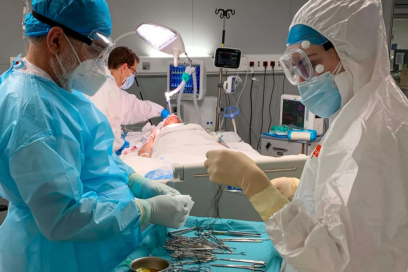 Empleados sanitarios realizan la primera intervención quirúrgica en el Hospital público Enfermera Isabel Zendal a una paciente con coronavirus ingresada en la UCI. (Foto: Comunidad de Madrid)