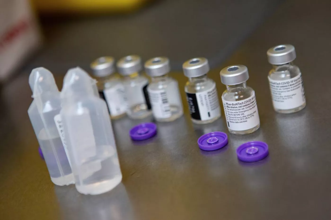 Varias dosis de la vacuna de Pfizer en una nevera de un centro de salud en Barcelona. (Foto: EFE/Enric Fontcuberta)