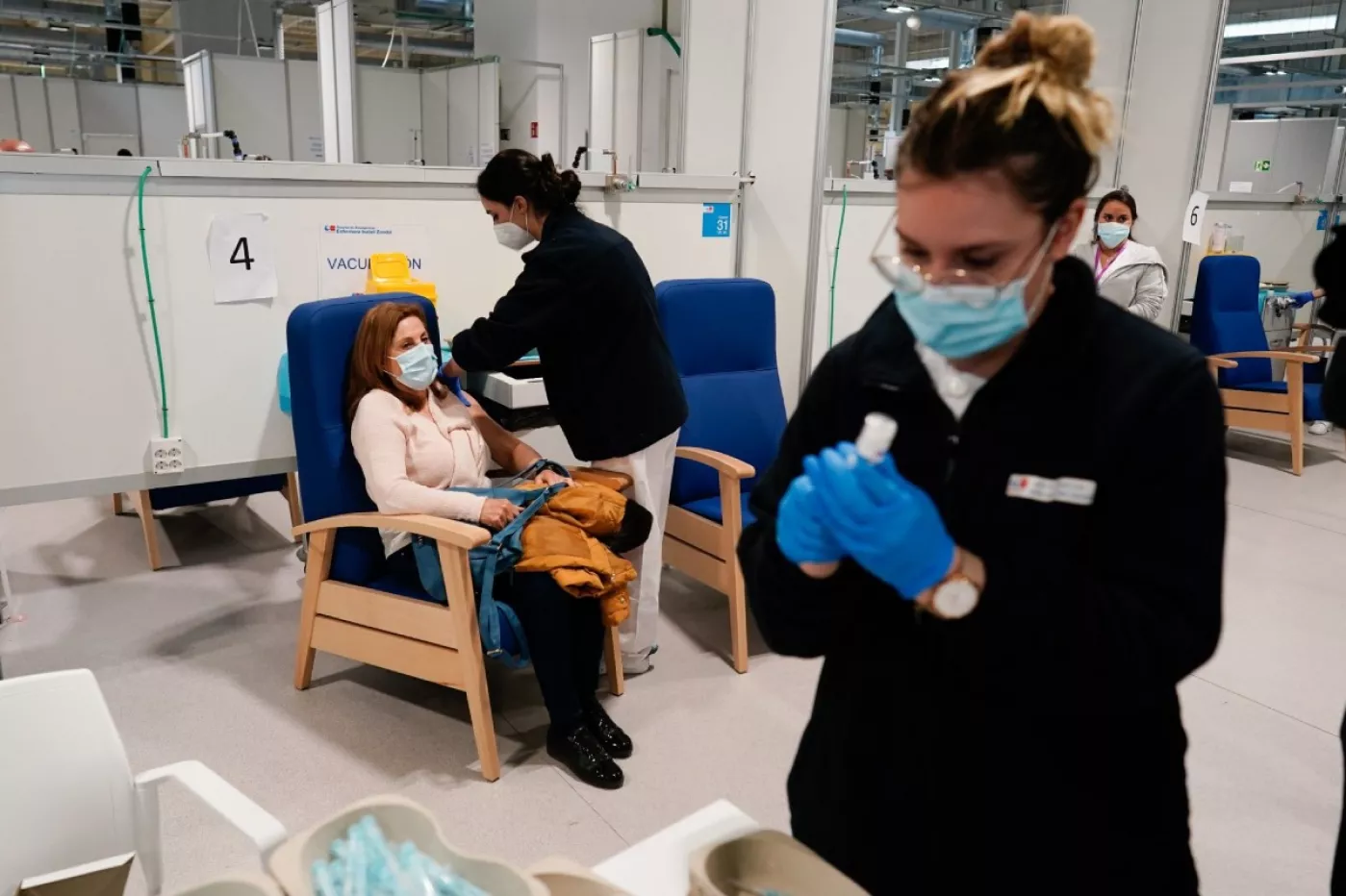 Enfermeras de Madrid durante una jornada de vacunación en el Hospital Enfermera Isabel Zendal.
