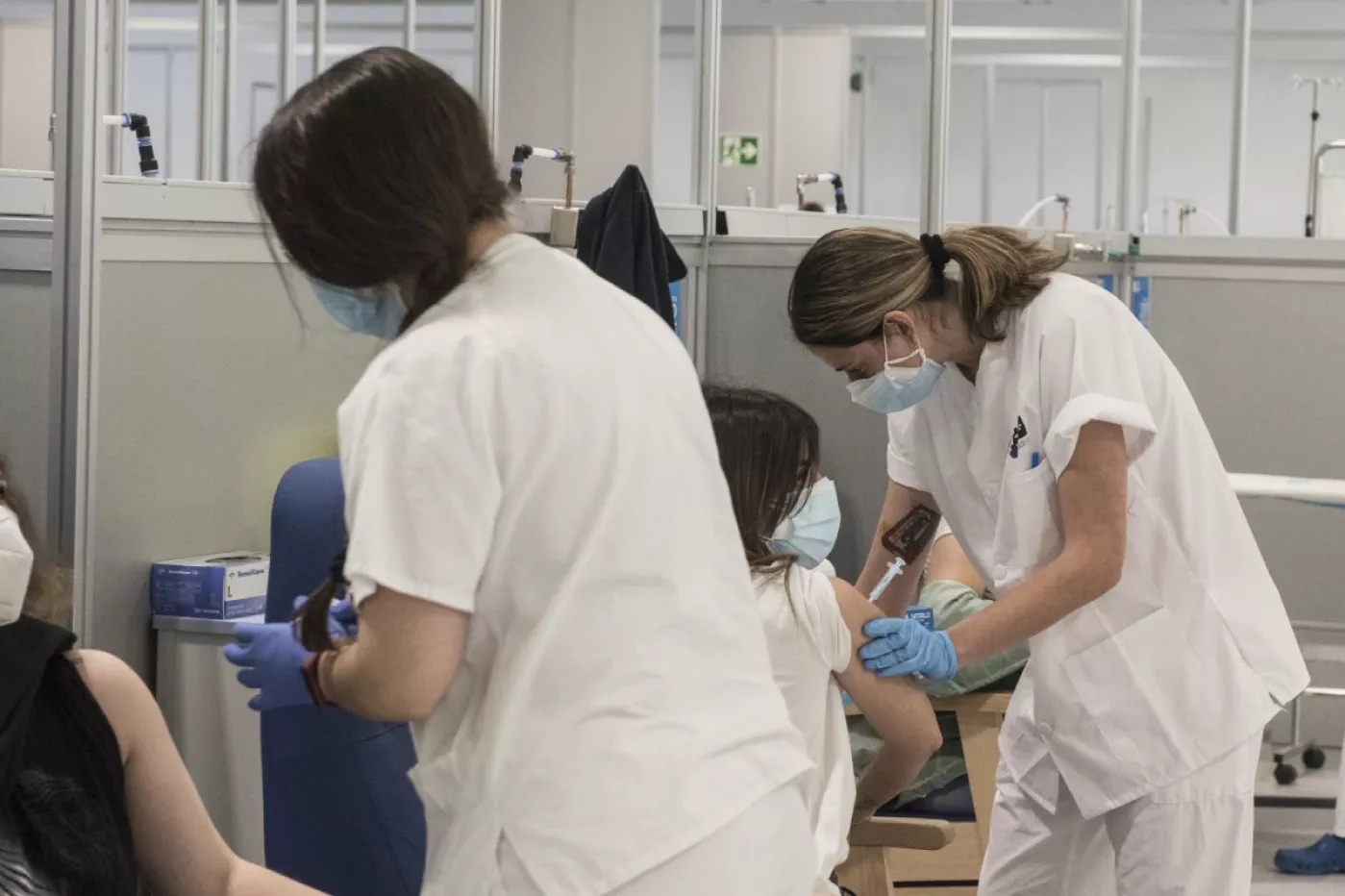 Dos enfermeras, durante una de las jornadas de vacunación contra la covid, en el Hospital Enfermera Isabel Zendal, de Madrid.