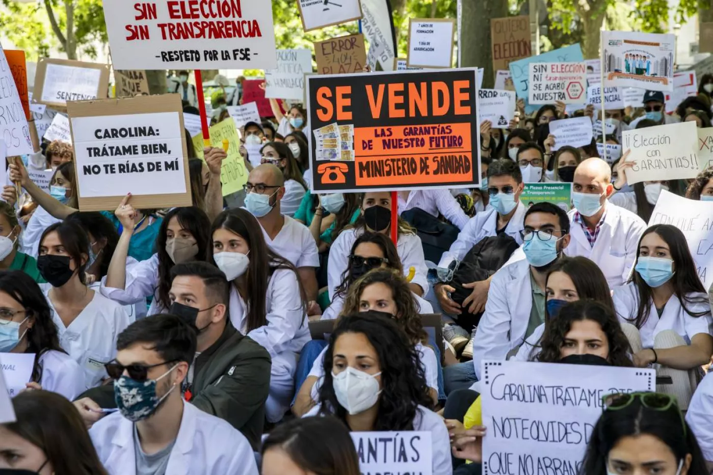 Varios de los carteles que llevaban los manifestantes iban dirigidos a la ministra de Sanidad, Carolina Darias (Foto: Bernardo Díaz)