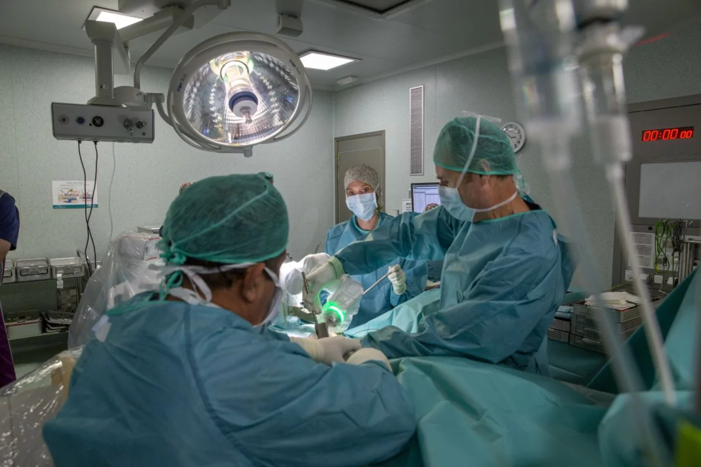 El equipo de Pablo Clavel, a la derecha durante una intervención con robot, es pionero en esta innovadora tecnología. FOTO: Hospital Quirónsalud Barcelona.