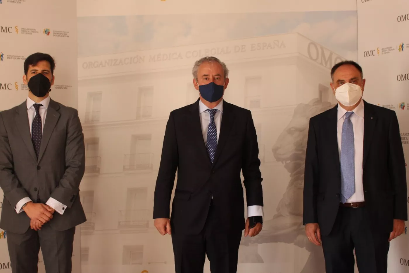 Tomás Cobo, presidente de la OMC, flanqueado por el abogado José Carlos Páez (izquierda) y Manuel Carmona, vocal de Ejercicio Libre (FOTO: Cgcom).