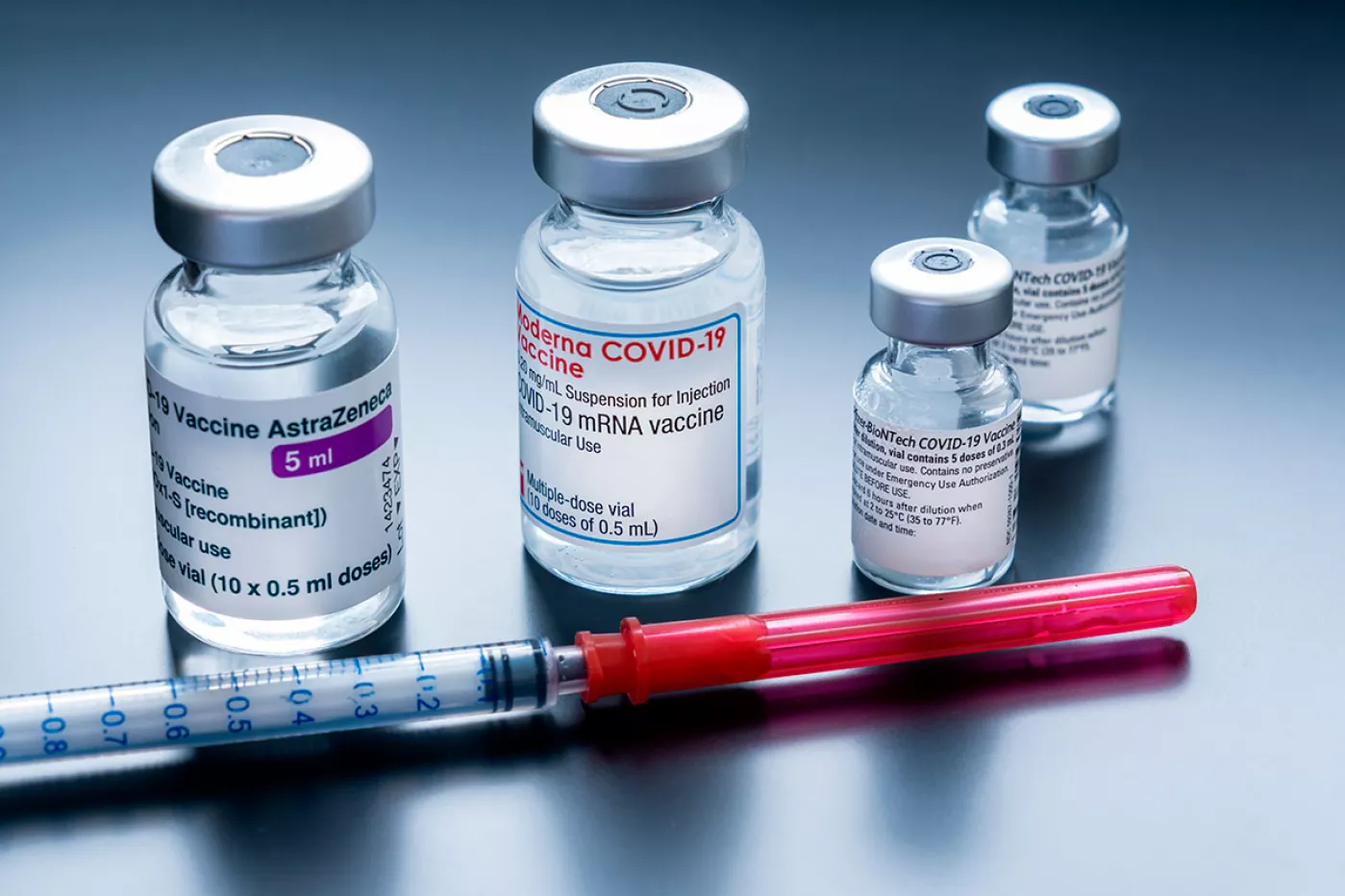 Mezclar vacunas contra la covid-19 es seguro y eficaz, según el estudio CombiVacs.