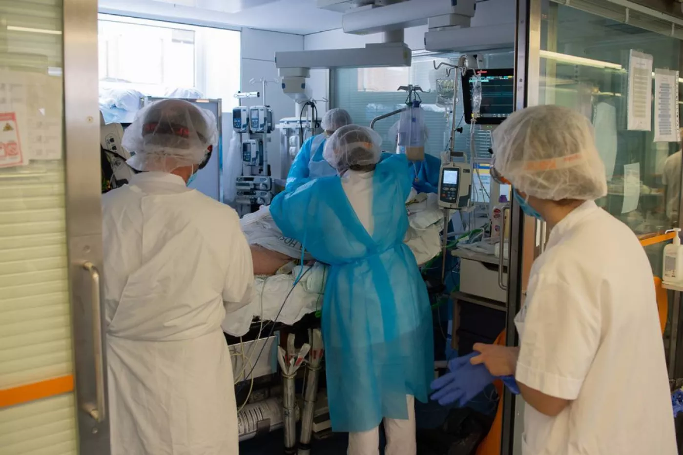 En el Hospital Clínic de Barcelona un equipo de sanitarios trabaja en la atención a un paciente en la unidad covid del hospital.
