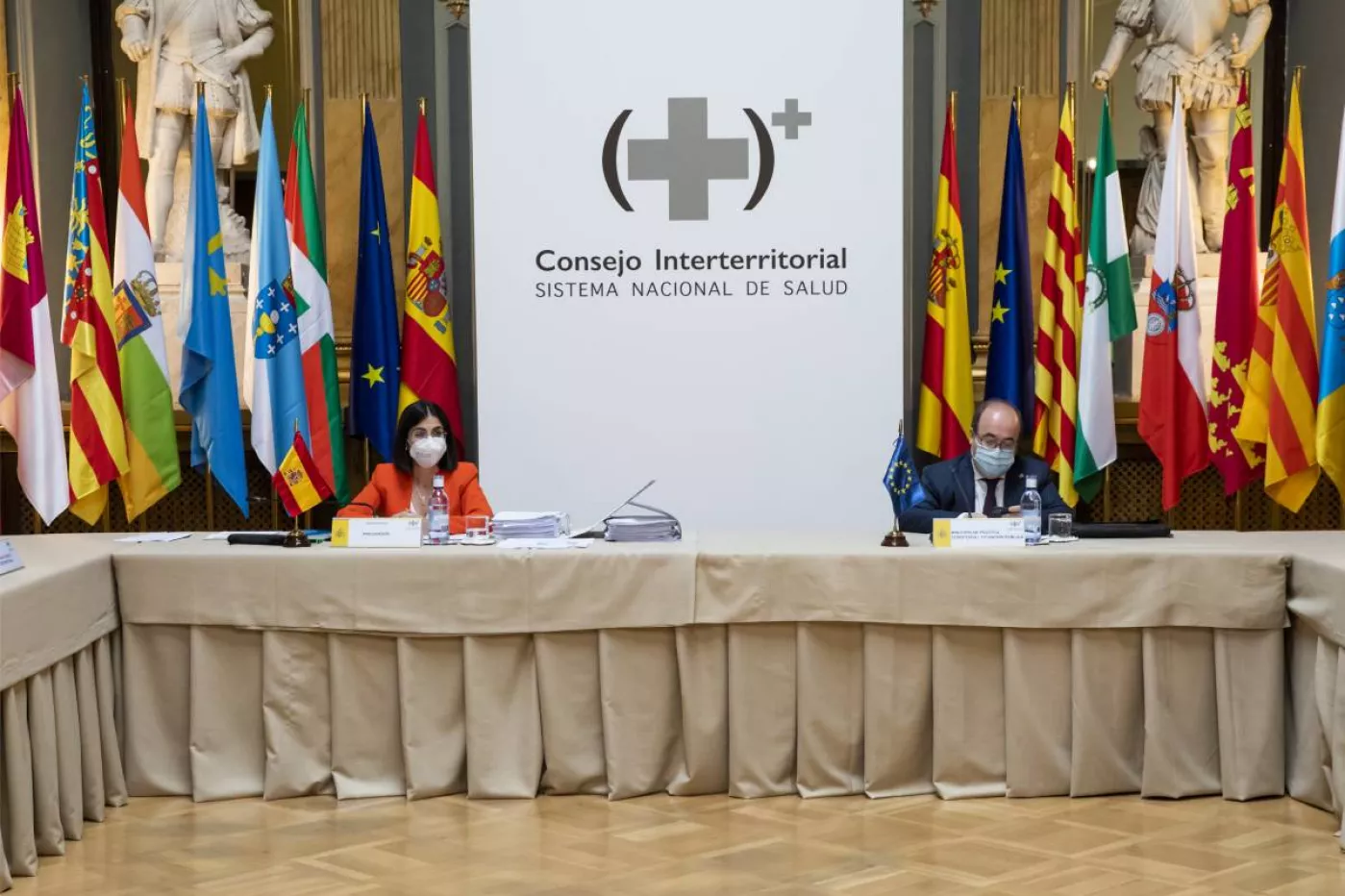 Los ministros de Sanidad, Carolina Darias, y de Administraciones Públicas, Miquel Iceta, en el Consejo Interterritorial de Salud. (Foto: Bernardo Díaz)