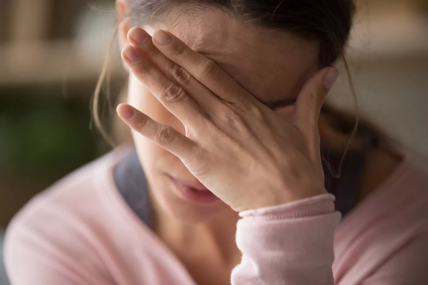 Dolor de cabeza, fatiga, palpitaciones, depresión, tos, dolor articular o insomnio son algunos de los síntomas persistentes en el síndrome postcovid.