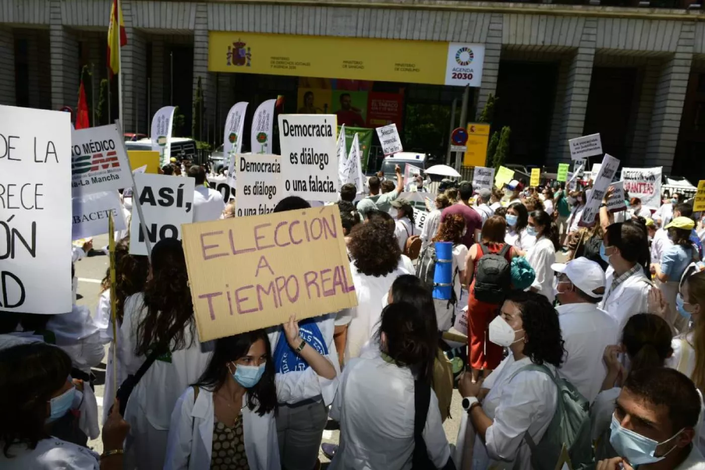La manifestación de los futuros residentes tenía lugar mientras sus representantes seguían reunidos con responsables del Ministerio de Sanidad (Foto: José Luis Pindado)