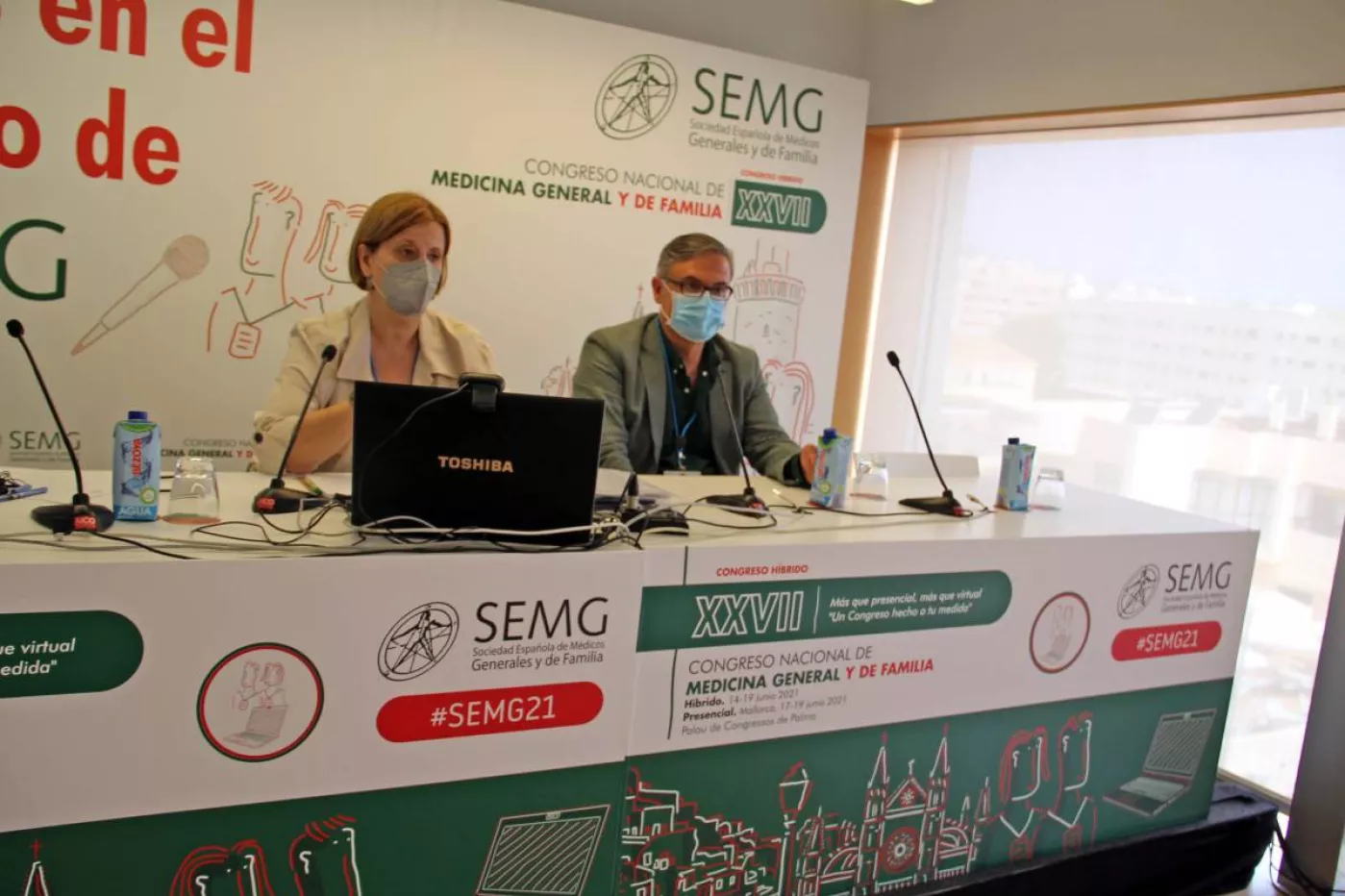 Pilar Rodríguez Ledo y Lorenzo Armenteros, vicepresidenta y portavoz de la SEMG, en la presentación de la encuesta sobre los efectos de las vacunas en pacientes con covid persistente (Foto: SEMG)