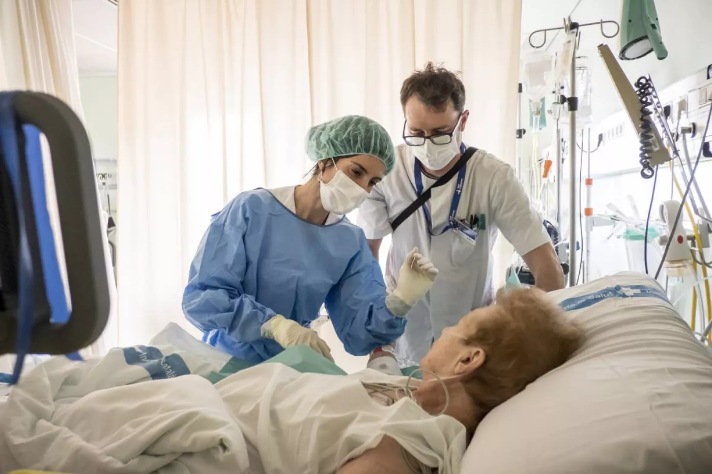 Una enfermera realiza un cateterismo venoso ecoguiado. FOTO: Ariadna Creus y Ángel García (Banc Imatges Infermeres).