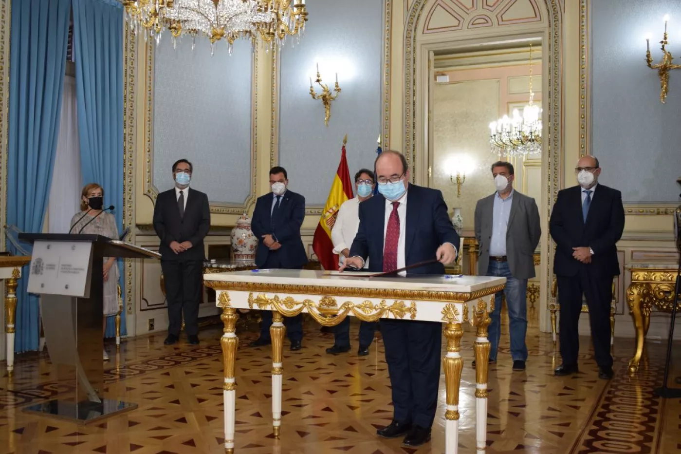 El ministro de Política Territorial, Miquel Iceta, firma el acuerdo en presencia de parte de su equipo y de los representantes sindicales (FOTO: Ministerio de Política Territorial).