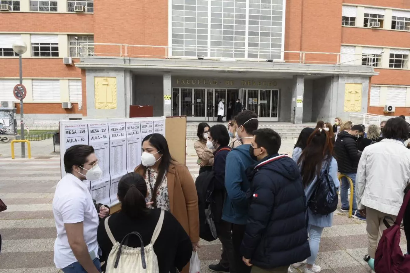 Varios candidatos consultan las listas en una de las sedes de los exámenes de FSE de la convocatoria 2020/2021 (Foto: Luis Camacho).