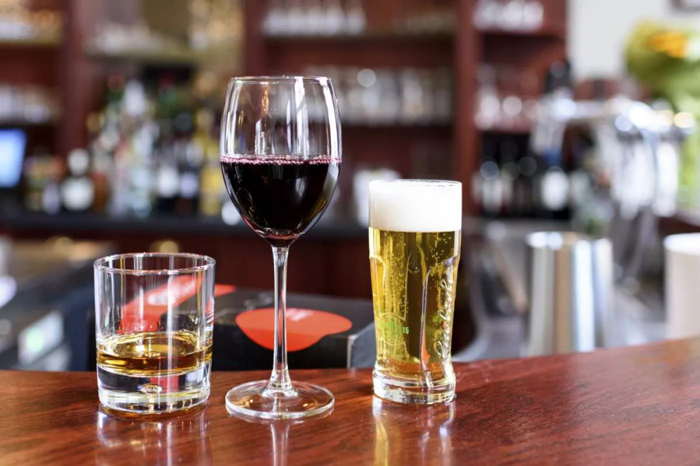 La revisión de 'Nature' confirma que hay evidencia sólida para la asociación entre el consumo de alcohol y el riesgo de cáncer de colon, recto, mama, esófago, cabeza y cuello e hígado.