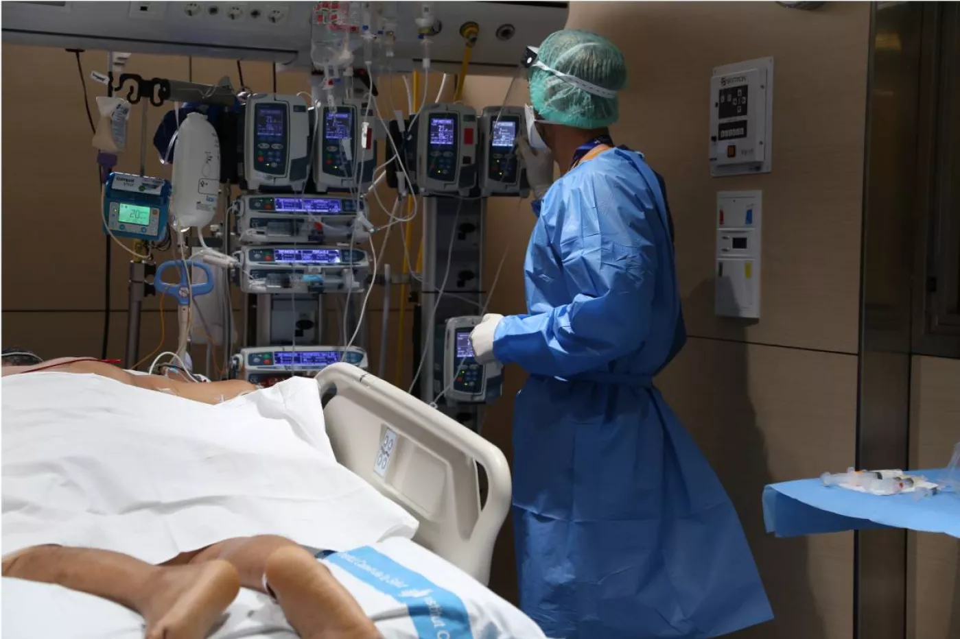 Paciente colocado en posición de decúbito prono en la UCI del Hospital Vall d'Hebron.