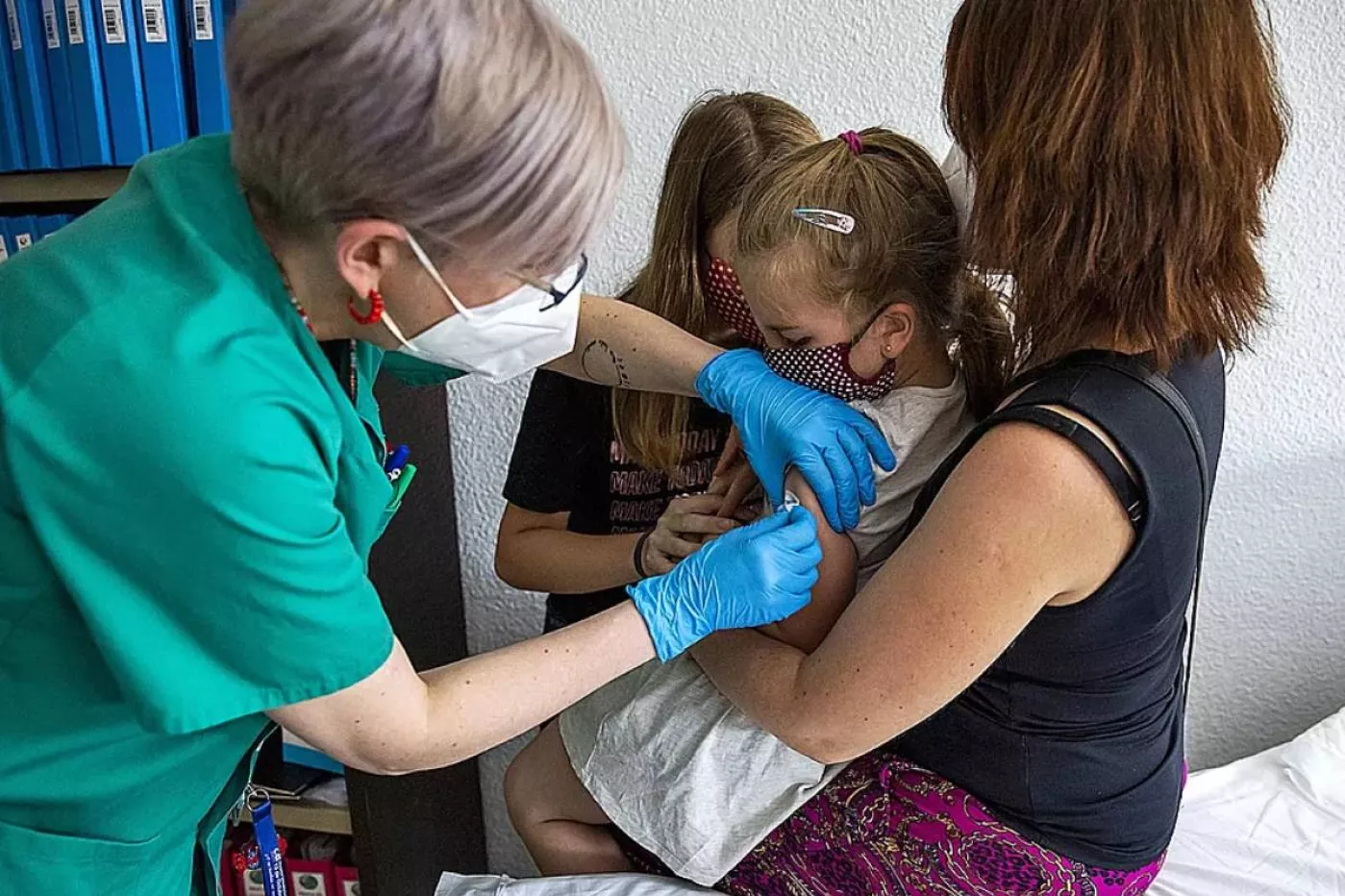 Una enfermera vacuna a dos niñas contra la covid. Foto: Foto: BERNARDO DÍAZ