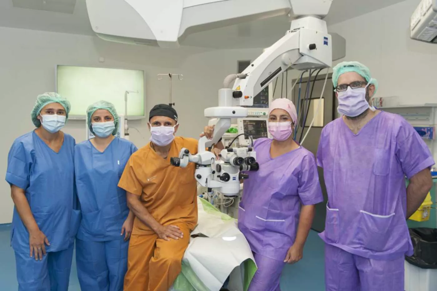 Noemí Barnils, Maravillas Abia i Ferran Mascaró i els cirurgians plàstics  Anna López Ojeda y Oriol Bermejo, el equipo de oftalmólogos de Bellvitge.