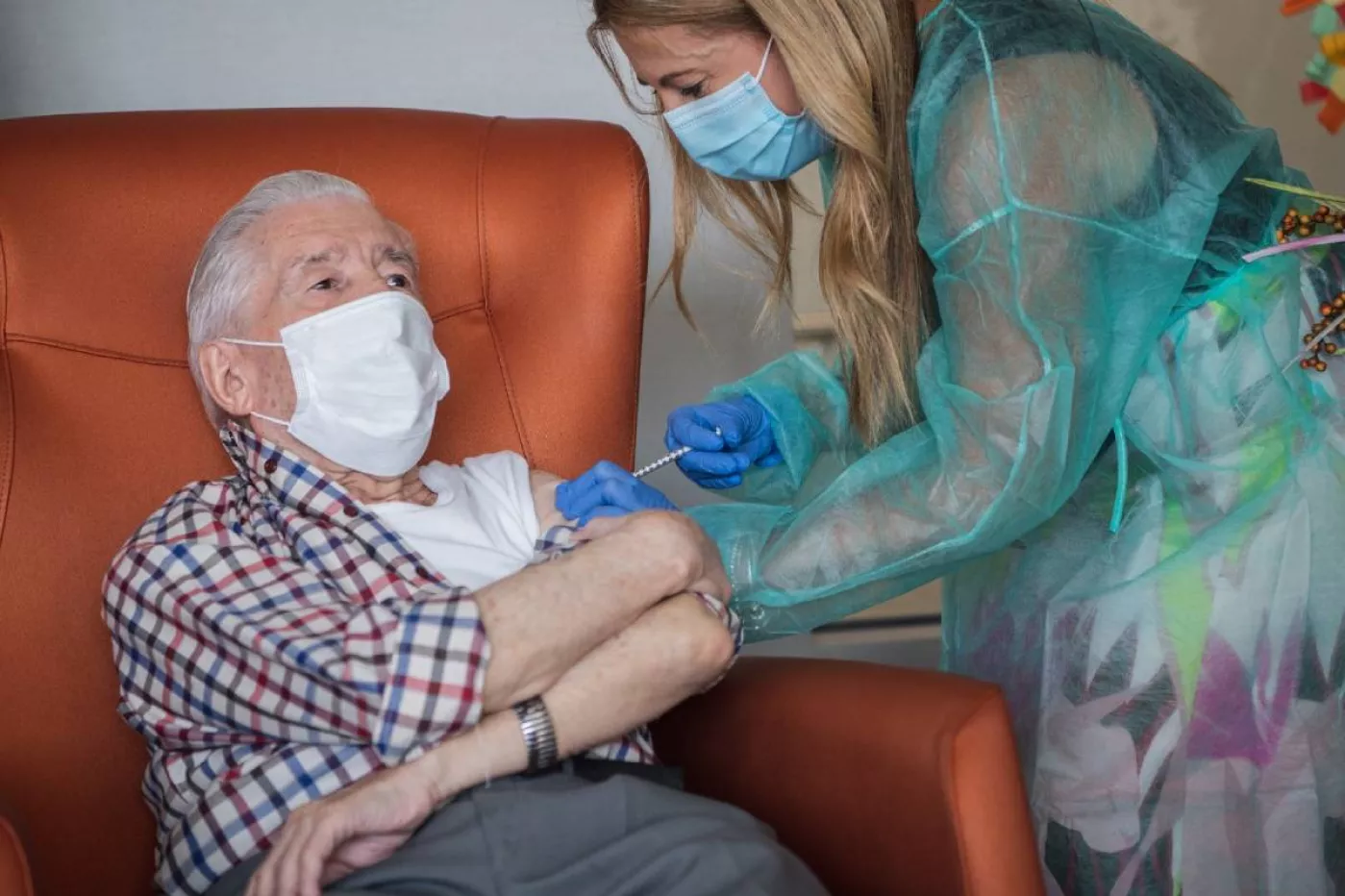 Enfermera inyectando la tercera dosis de la vacuna covid a un anciano de una residencia. Foto: JUNTA DE ANDALUCÍA