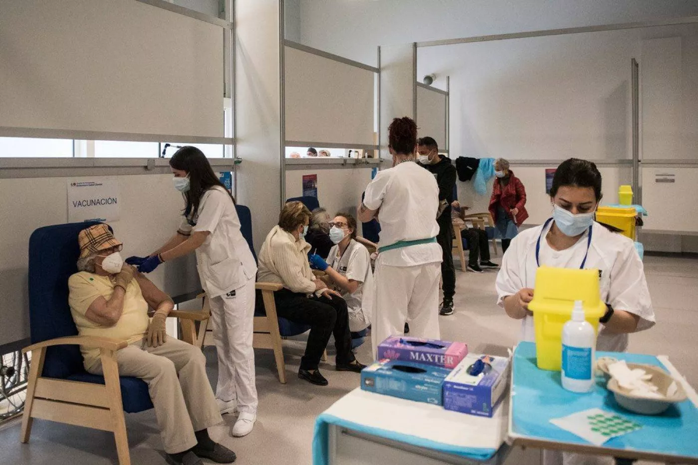 Enfermeras vacunando en el Hospital Enfermera Isabel Zendal. FOTOGRAFÍA: Luis Camacho,