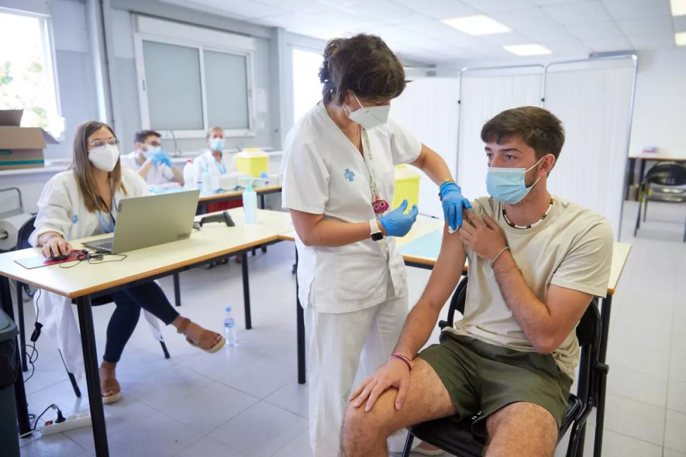 Un joven se vacuna en el centro de vacunación sin cita previa que se ha montado en la Universidad de Girona (Foto: EFE/David Borrat)