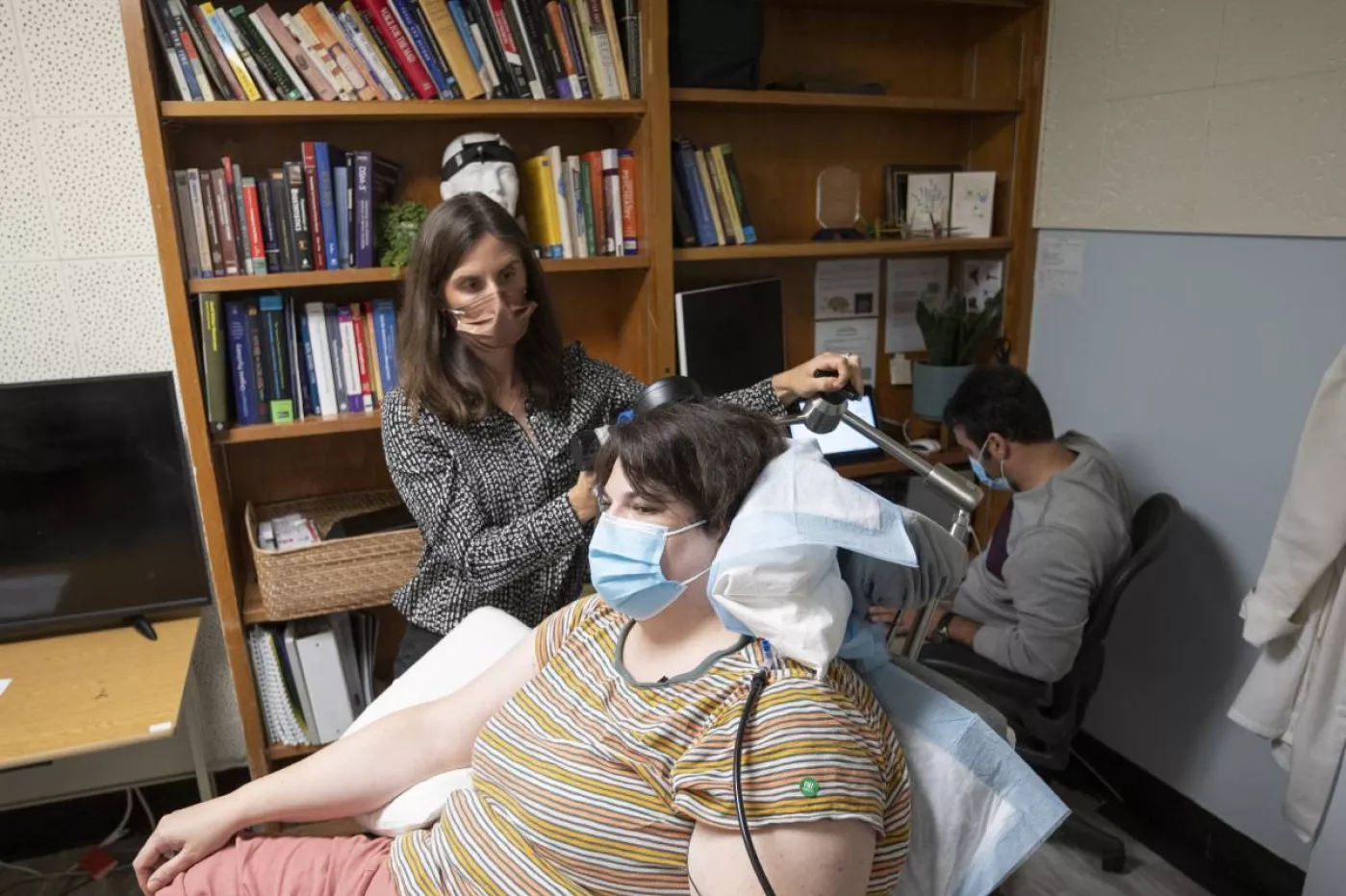 Sarah, participante en el estudio, con la neurocientífica Katherine Scangos. (FOTO: UCSF)