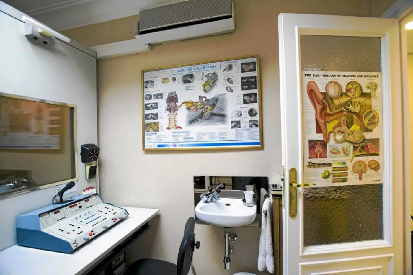 Gabinete de audiología, donde se realizan pruebas para la detección de hipoacusia.