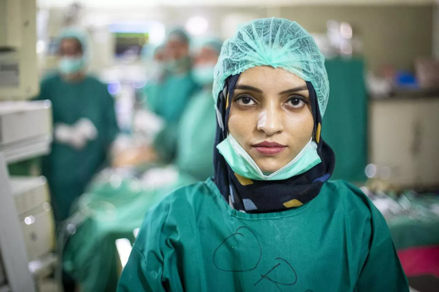 Saleema Rehman, trabajando como cirujana en el Hospital Sagrada Familia. /Acnur.