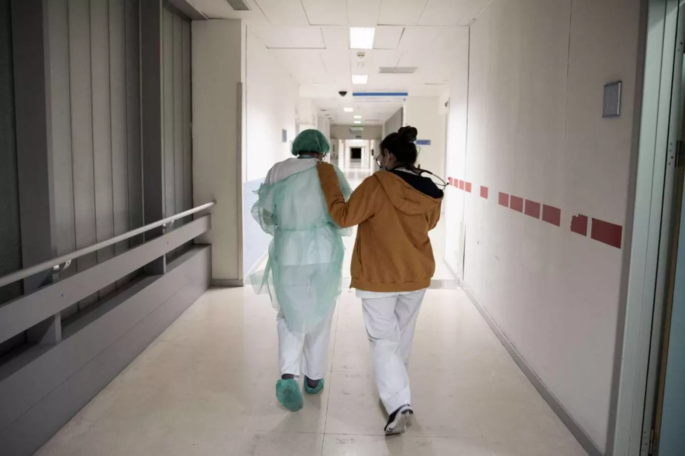Los pasillos, por los que circulan pacientes y profesionales, no son espacios más libres de patógenos. 