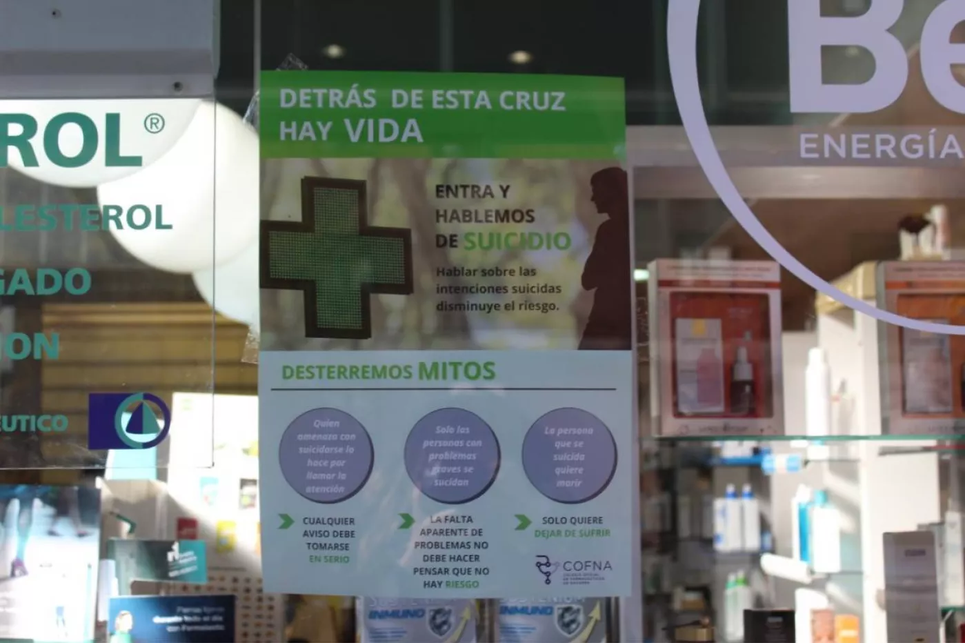 Las farmacias navarras, como la de la imagen, ya tienen visible el cartel informativo de la campaña del COF de Navarra para la prevención del suicidio.