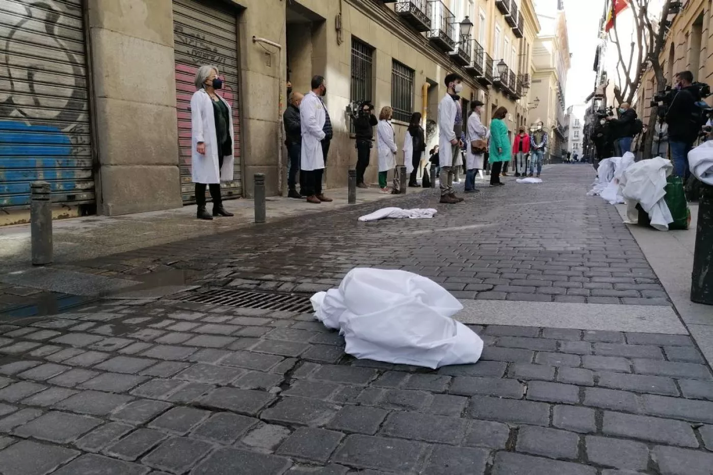 Aspecto de una de las protestas convocadas en 2021 por los médicos de primaria de Madrid frente a la sede de la Consejería de Hacienda (Foto: Amyts).