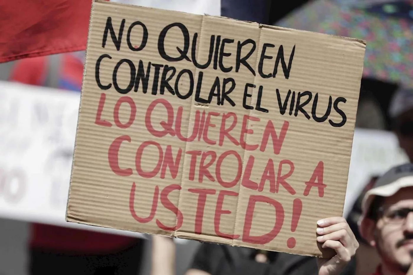 - Ciudadanos protestan hoy contra las medidas de vacunación ante la covid-19, en San José (Costa Rica).  EFE/Jeffrey Arguedas