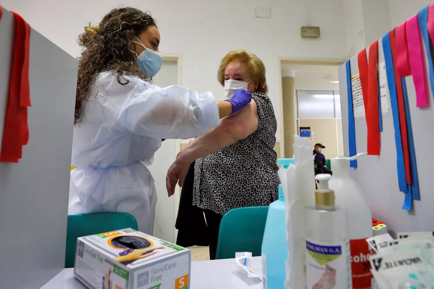 Campaña de vacunación contra la gripe estacional, una de las vacunas que se administran en la edad adulta, junto a la del neumococo y el SARS-CoV-2. Foto: EFE/MANUEL BRUQUE