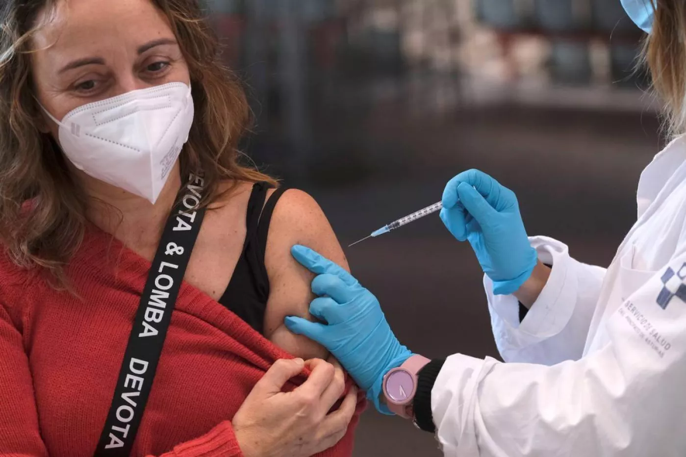 Una mujer recibe una dosis de la vacuna de Moderna durante la jornada especial de vacunación de refuerzo contra la covid-19 en Gijón. (Foto: EFE/ Paco Paredes)