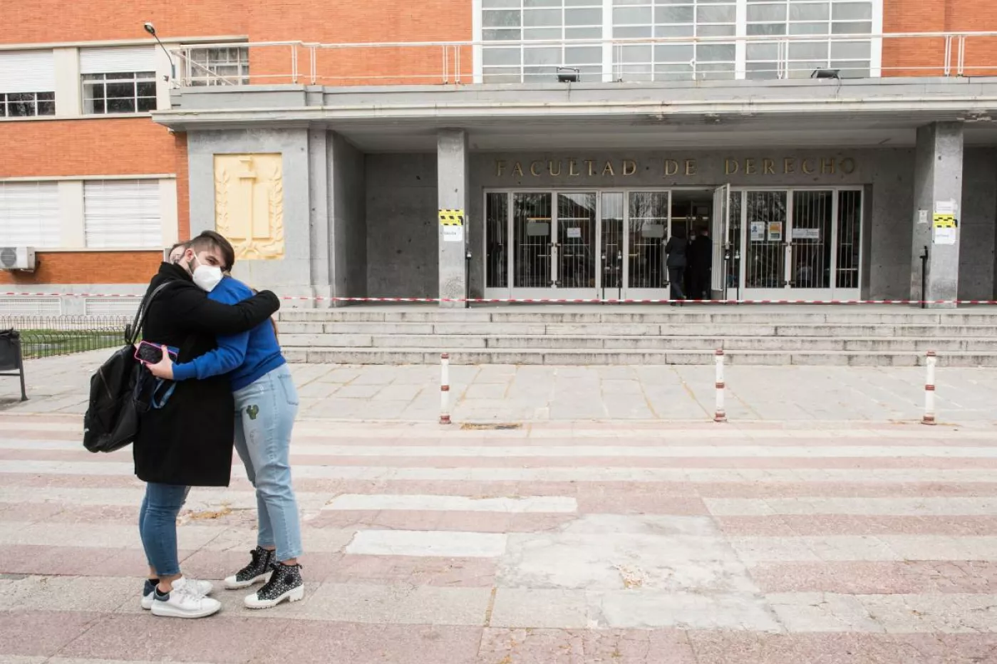 Una pareja de candidatos al examen MIR se abraza horas antes de que empiecen las pruebas (Foto: Luis Camacho)