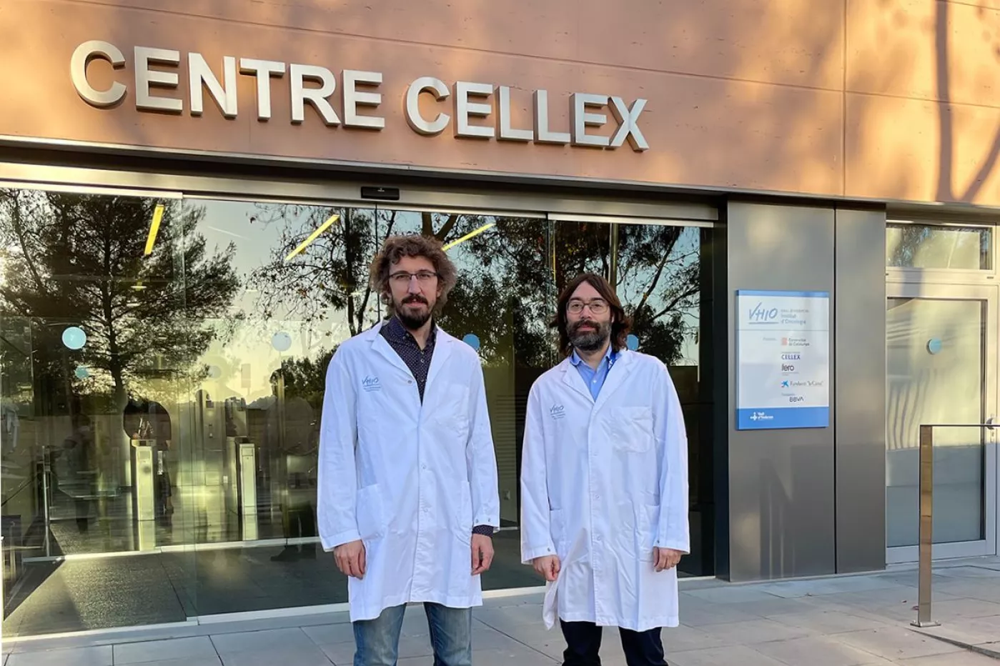 Pere Barba y Pau Abrisqueta, investigadores que han participado en los dos estudios que publica 'The New England Journal of Medicine'. FOTO: VHIO. 