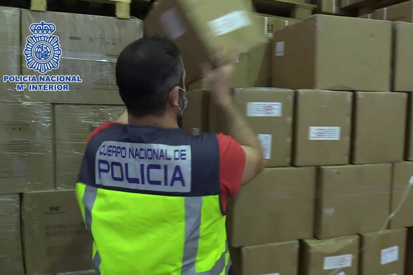 Los test de antígenos ilegales se almacenaban en un polígono industrial de Fuenlabrada. Foto: Policía Nacional.