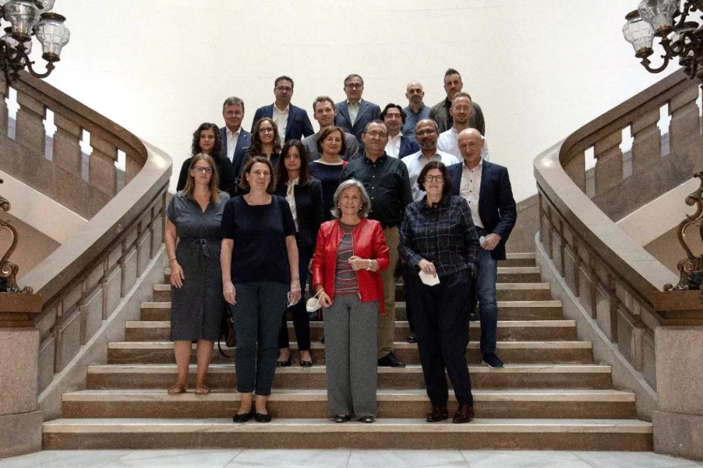Empar Lurbe, en primera fila en el centro, junto con otros miembros del comité directivo del proyecto HyperChildNET en Valencia. FOTO: Enrique Mezquita. 