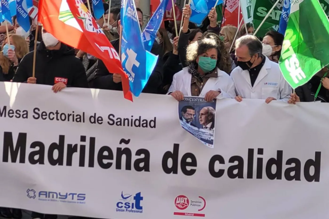 Aspecto de la pancarta que ha encabezado la concentración de protesta convocada hoy frente a la sede de la Asamblea de Madrid (Foto: Amyts).