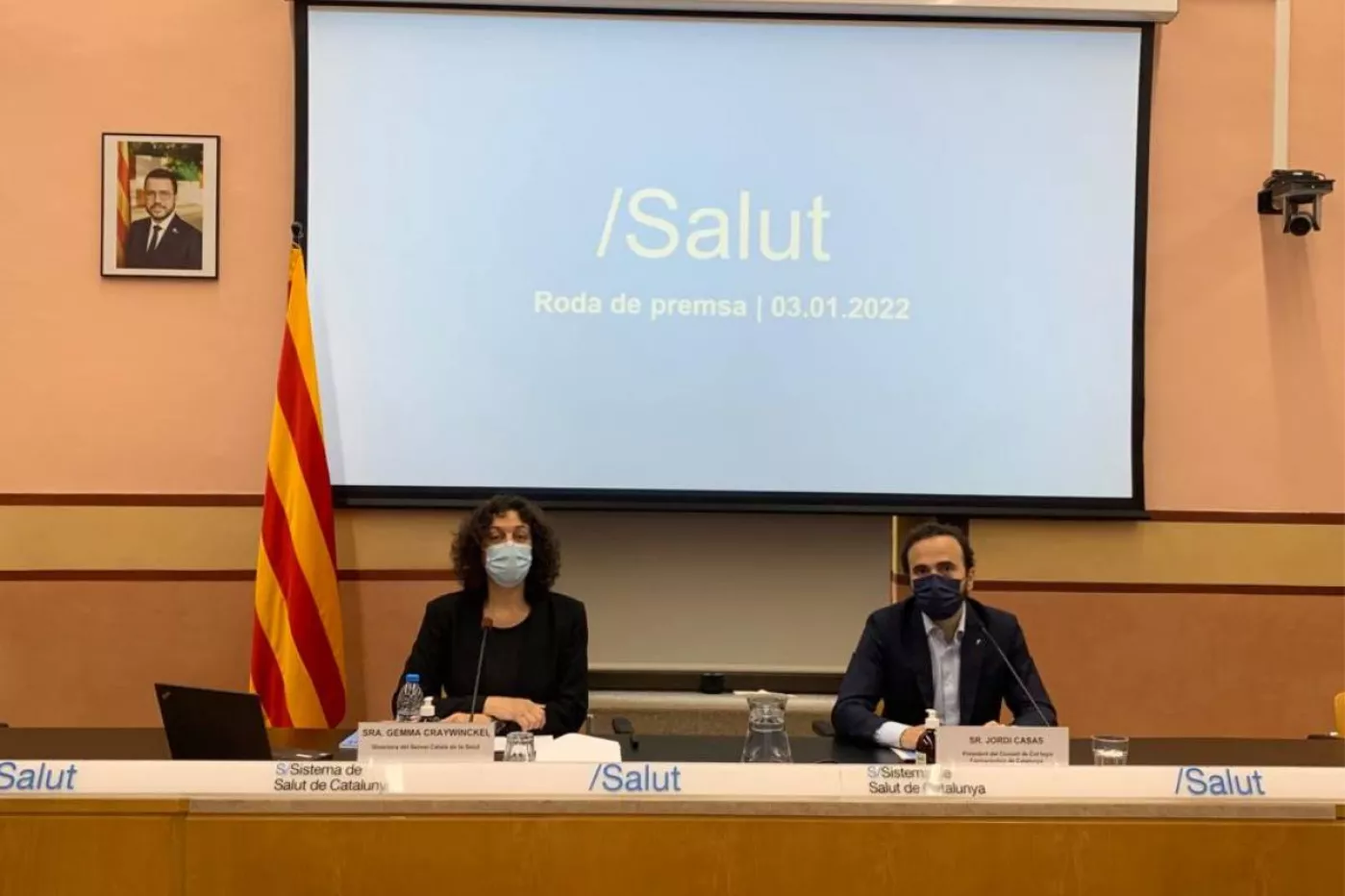 Gemma Craywinckel, directora del Servicio Catalán de la Salud, y Jordi Casas, presidente del Consejo de Colegios Oficiales de Farmacéuticos de Cataluña, en la rueda de prensa de este lunes.