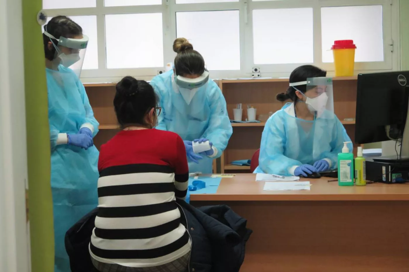 Una enfermera de un centro de salud del Principado de Asturias administra una dosis de la vacuna contra la covid (Foto: Servicio de Salud del Principado de Asturias).
