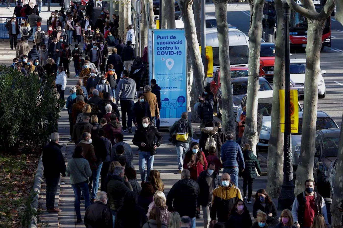 Decenas de ciudadanos guardan su turno en cola para acceder al centro de vacunación instalado en la Fira de Barcelona, el lunes, día 2 de enero. EFE/Quique García