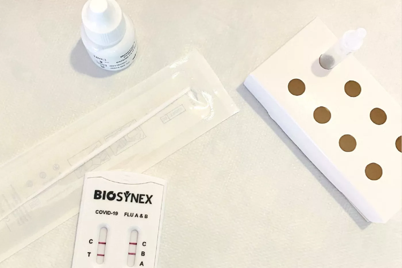 El test que comercializa Rhogen requiere de la toma de muestras de hisopos nasofaríngeos como los test de autodiagnóstico.
