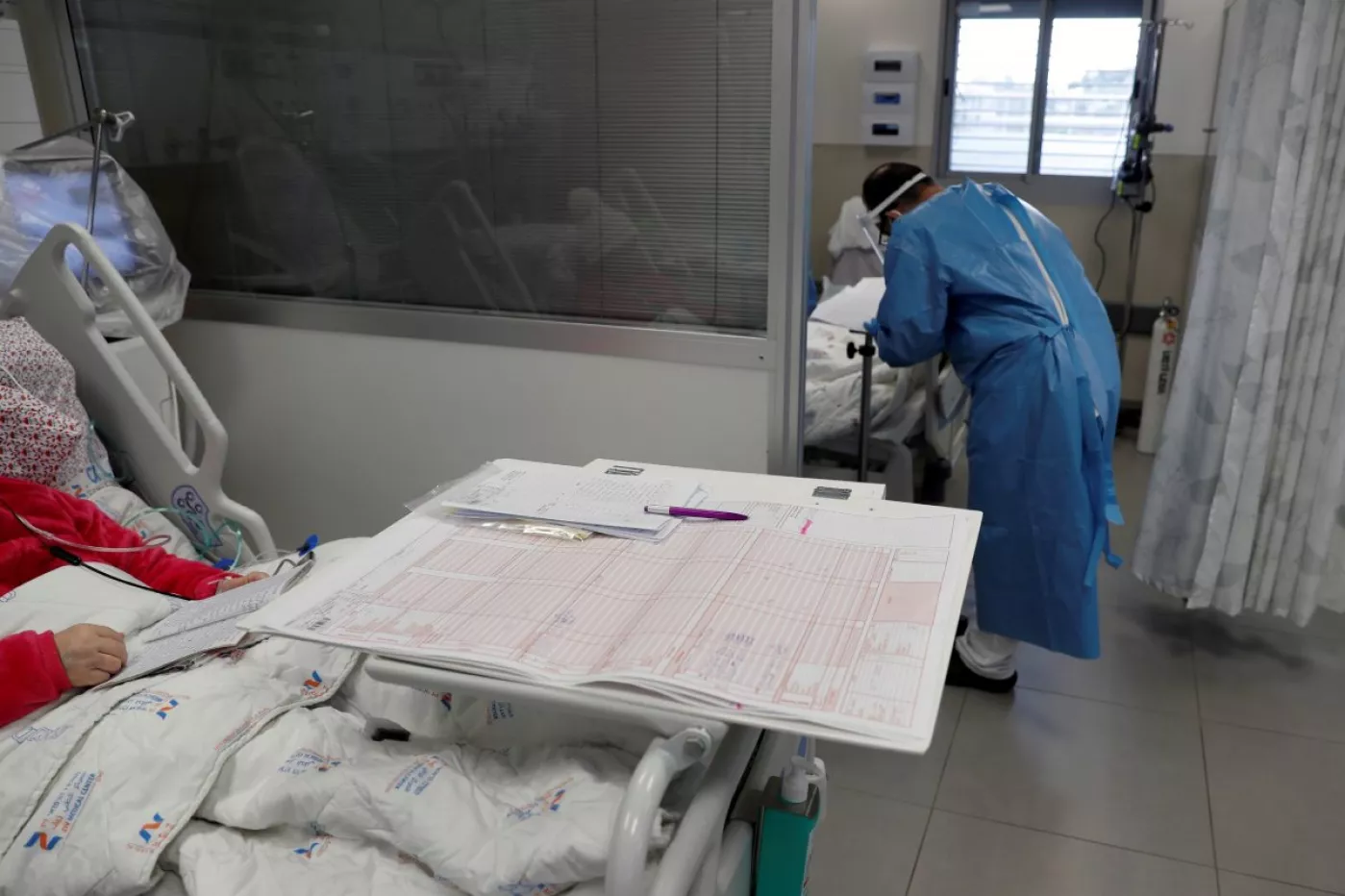 Pacientes con covid en la UCI del Hospital Ziv, en Zefat (Israel). (FOTO: EFE/Atef Safadi). 