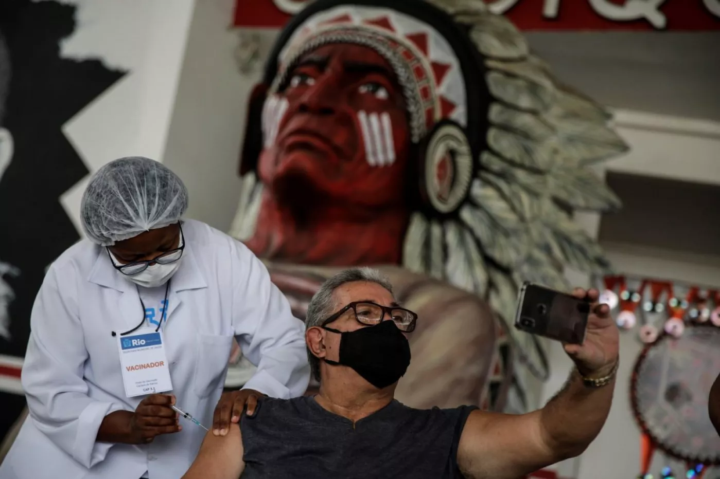 Vacunación con ‘Coronavac’ en Río de Janeiro (Brasil) el pasado abril.  (Foto: EFE/Antonio Lacerda).