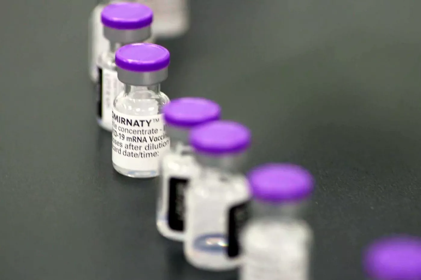 La farmacéutica estadounidense Pfizer ya ha empezado la producción de una nueva vacuna contra la covid-19 que mejore la protección contra la variante ómicron.