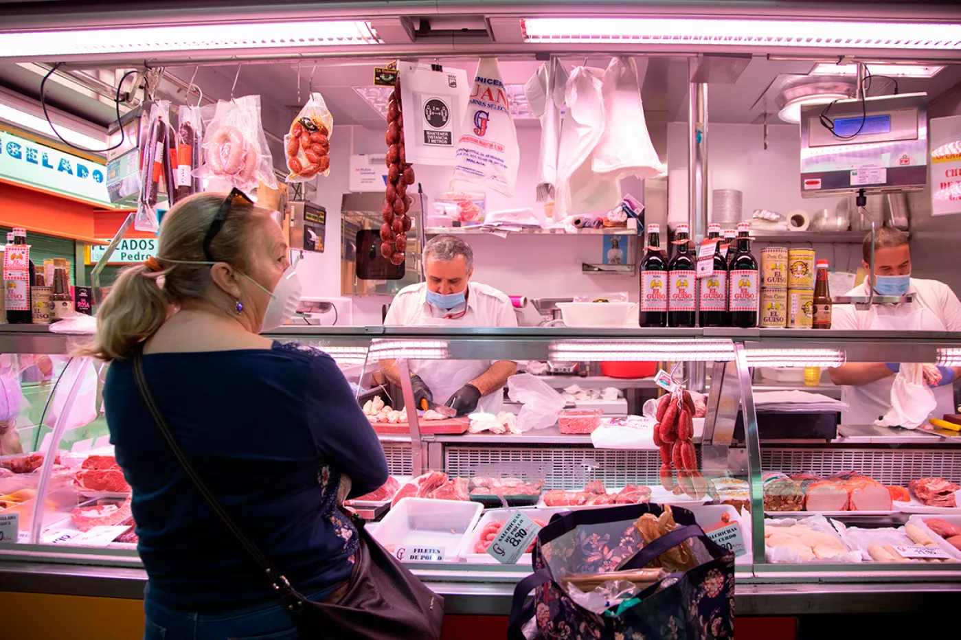 Una mujer realizando la compra en el mercado de Málaga