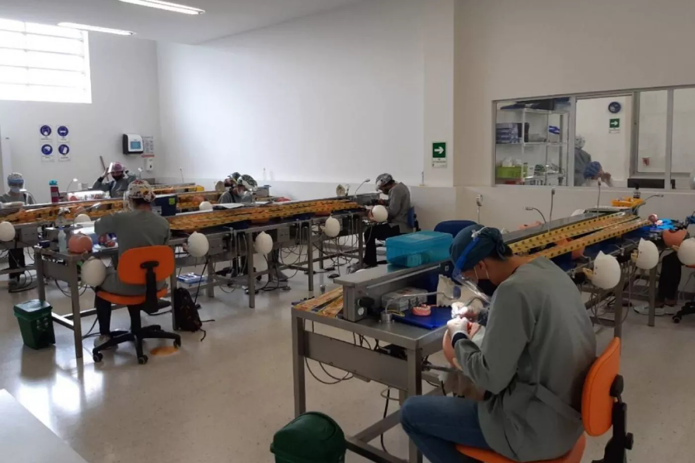 Un grupo de investigadores universitarios trabaja en el laboratorio de simulación clínica de la Universidad Autónoma de Madrid (Foto: UAM).